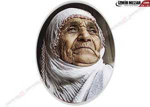 Mezara Solmaz Fotoğraf | 18x24 Cm Oval  ÖZELLİKLER  Ömür Boyu Garantilidir.  Her türlü hava şartlarına dayanıklıdır. Güneş te solmaz kararmaz renk atmaz. Sevdiklerinizin fotoğrafları bire bir porselene işlenir. Porselen fotoğraflara ömür boyu dayanıklılık vermek için Fabrikamızdaki 900 derece fırınlarda özel teknikle pişirilir. Resimler her hafta pazartesi günleri fırına verilir ve cumartesi günleri tüm Türkiye'ye kargolanır.